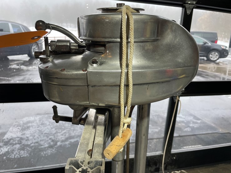 #3823-•-johnson-vintage-outboard-boat-motor-image-6