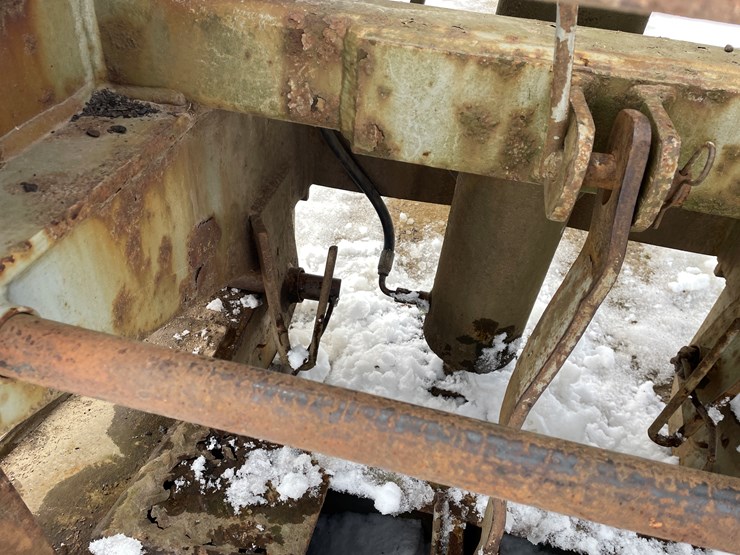 #1012-•-32'-lowboy-semi-trailer-(no-title,-for-parts)-image-44