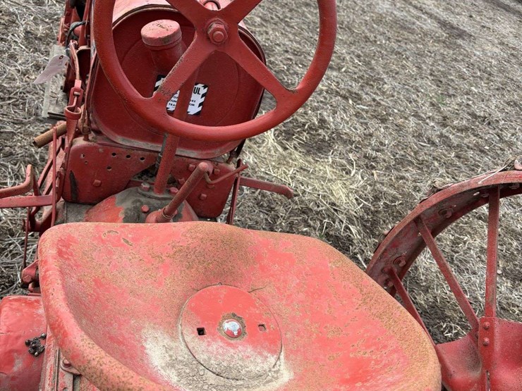 farmall-f-12-single-front-on-rubber-with-cast-steel-rim-and-rear-steel-image-13