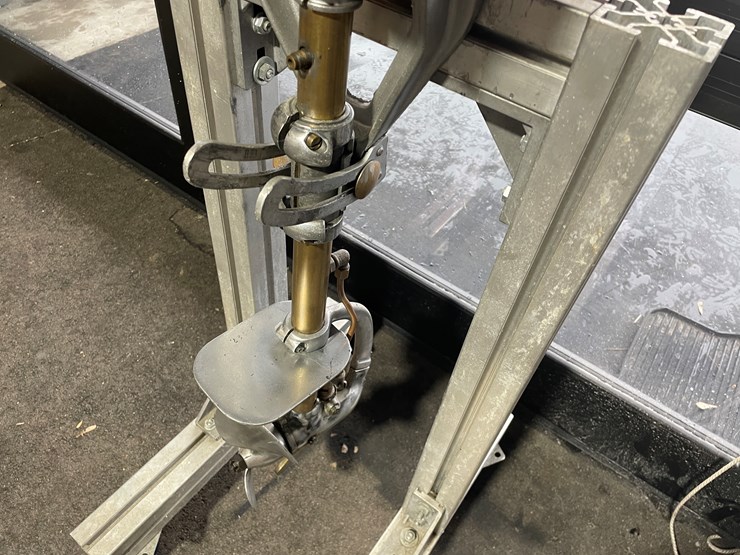 #3829-•-johnson-vintage-outboard-boat-motor-image-4