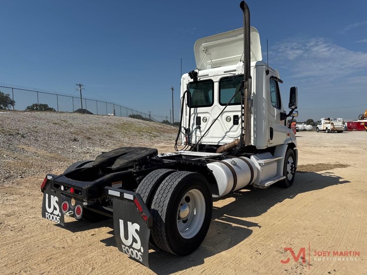 2012-freightliner-cascadia-day-cab-truck-tractor-image-2