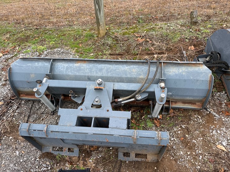 #1010-•-quick-attach-84”-hydraulic-push-blade-image-1