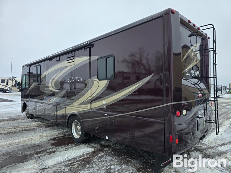 2017-winnebago-sunova-33c-class-a-motorhome-image-7