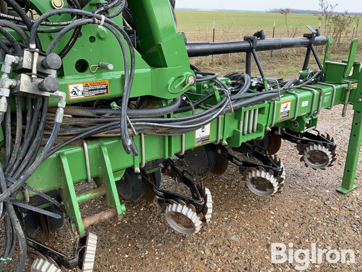 2015-john-deere-1725-image-11