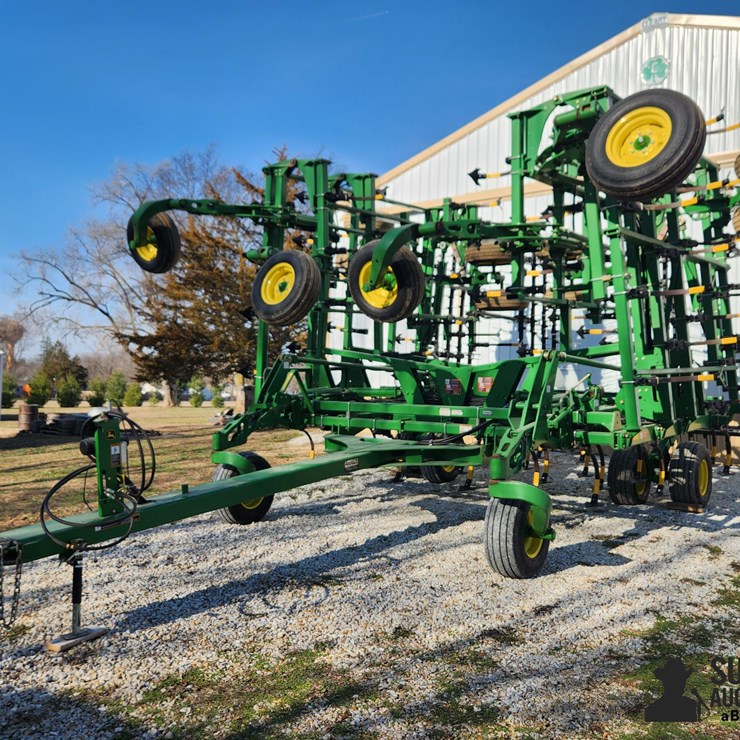 2010 JOHN DEERE 2210