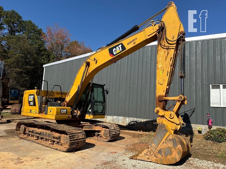 2022-caterpillar-320-image-1