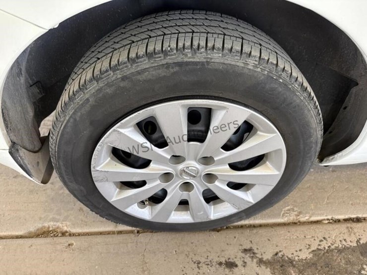 2015-nissan-leaf-s-hatchback-image-8