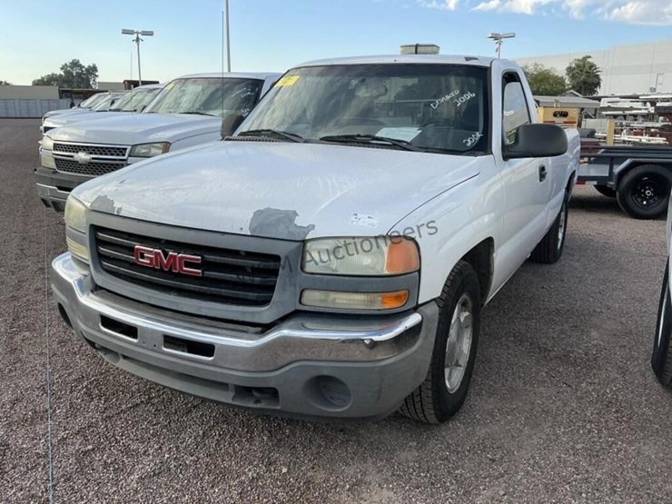 2006-gmc-sierra-1500-image-3
