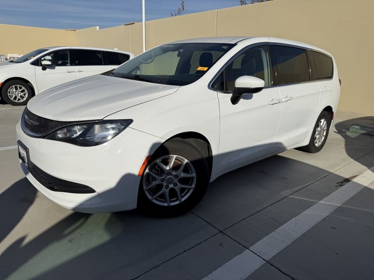 2019-chrysler-pacifica-image-1