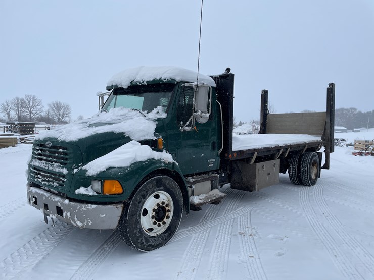 #400-•-2006-sterling-straight-truck-(has-wi-title)-image-1