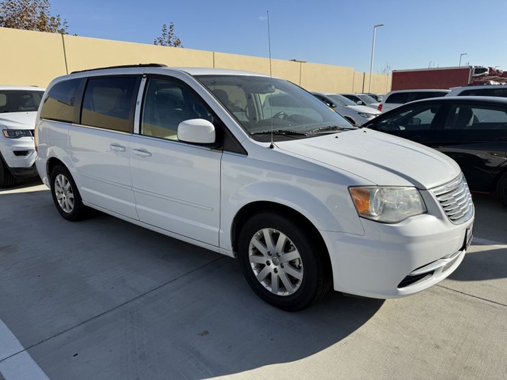 2015-chrysler-town-&-country-image-2