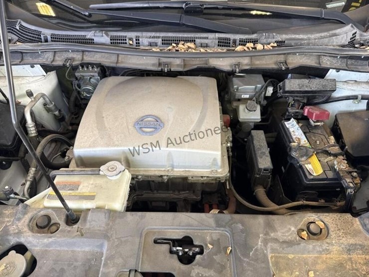 2015-nissan-leaf-s-hatchback-image-12