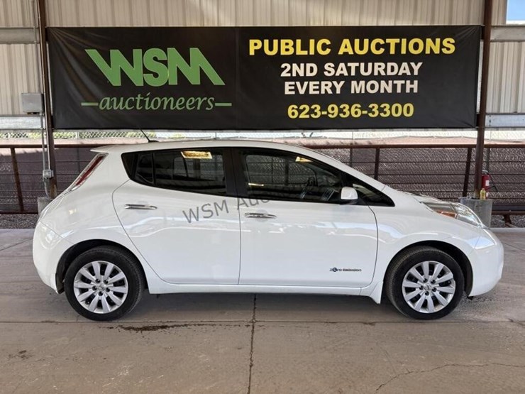 2015-nissan-leaf-s-hatchback-image-1