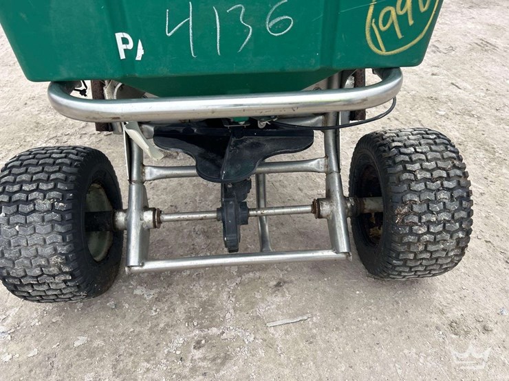 lesco-self-propelled-commercial-spreader-image-11