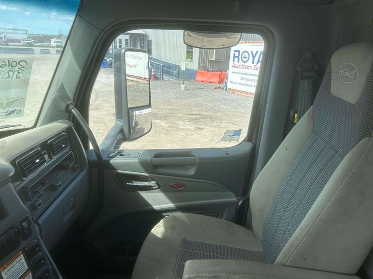 2016-peterbilt-579-image-14