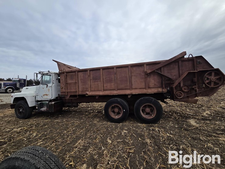 1971-mack-r685s-image-8