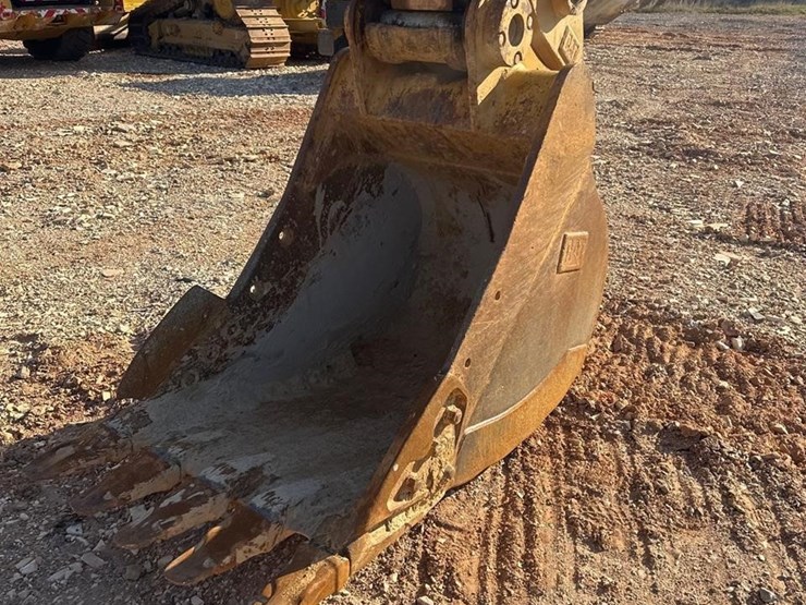 2018-caterpillar-320-image-10