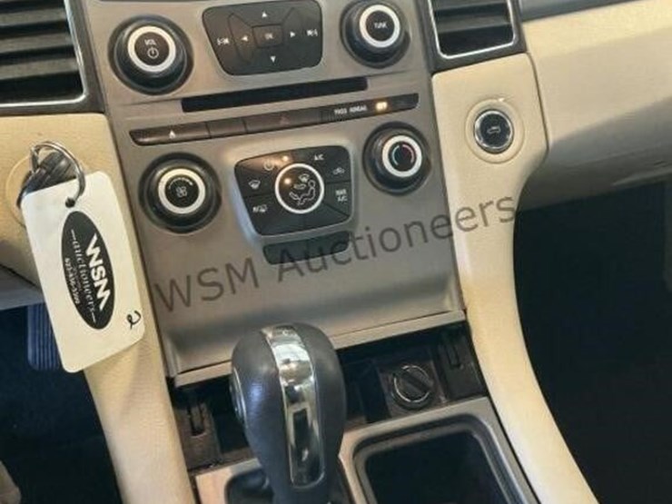 2015-ford-taurus-sdn-image-17