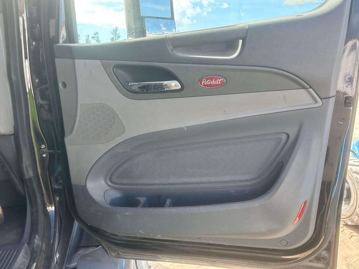 2016-peterbilt-579-image-33