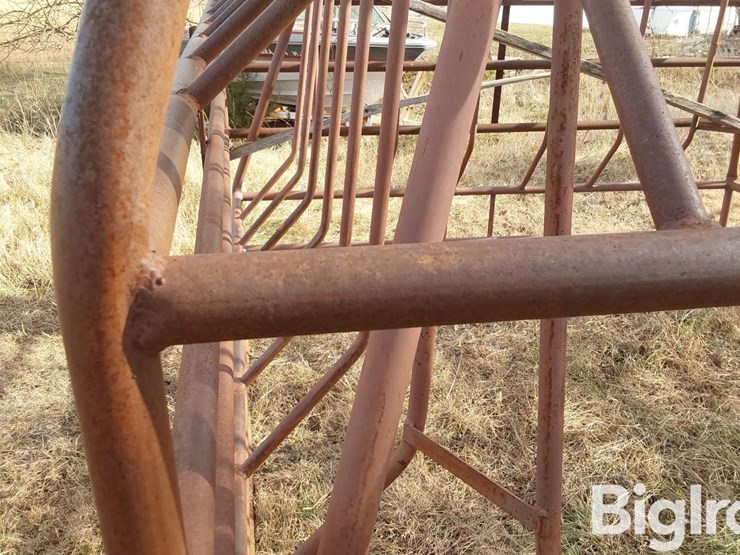 square-8-1/2'-x-9-1/2'-bale-feeders-image-13