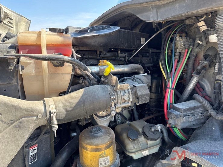 2012-freightliner-cascadia-day-cab-truck-tractor-image-11