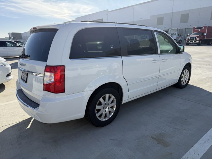 2015-chrysler-town-&-country-image-3