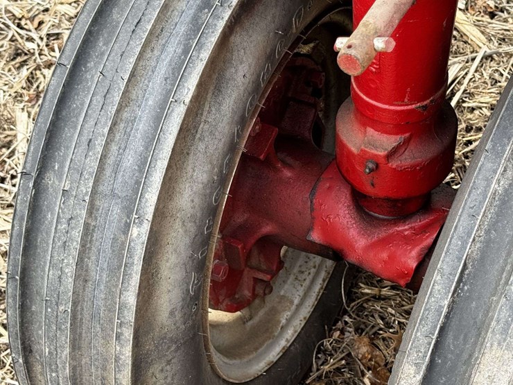 farmall-f-20-narrow-front-on-rubber-image-13