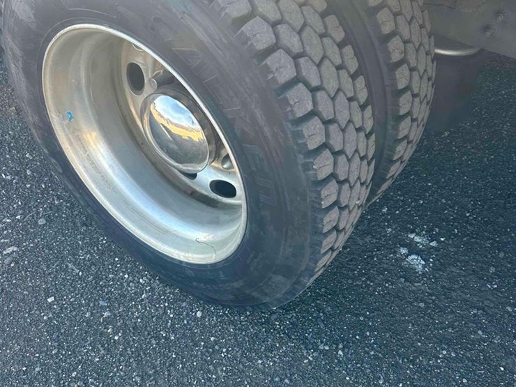 2008-peterbilt-335-image-8