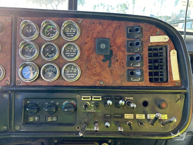 2001-peterbilt-379-image-19