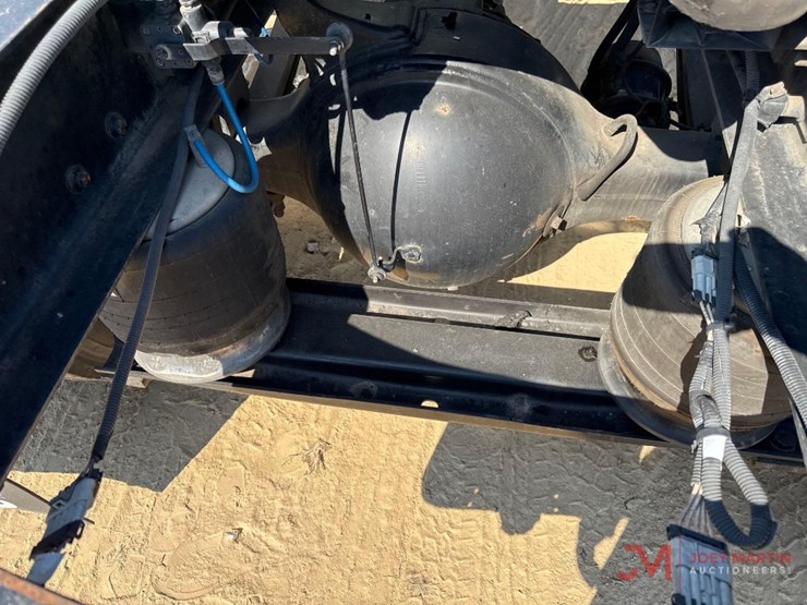 2012-freightliner-cascadia-day-cab-truck-tractor-image-7