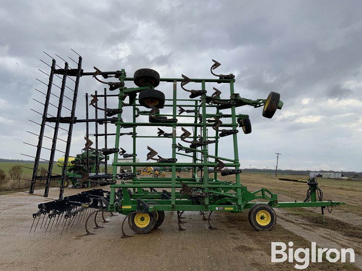 2021-john-deere-2430-image-4