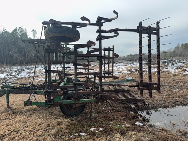 john-deere-pull-type-3-section-field-cultivator,-24';-located-at-7241-roxbury-rd,-charles-city,-va,-please-call-804.837.9940-or-804.651.4404-with-questions-image-16