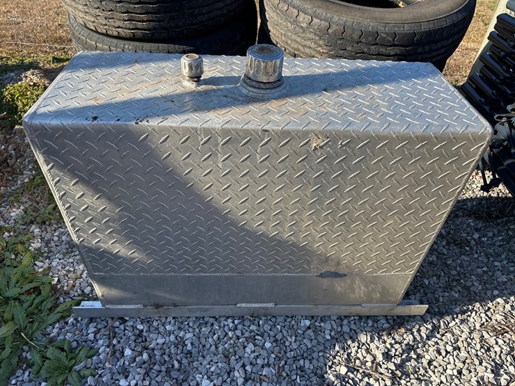 #1067-•-wetline-tank-for-semi-image-1