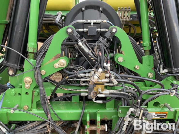 2015-john-deere-1725-image-10