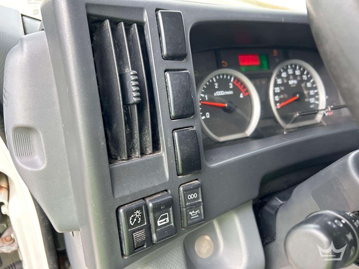 2018-isuzu-npr-image-14