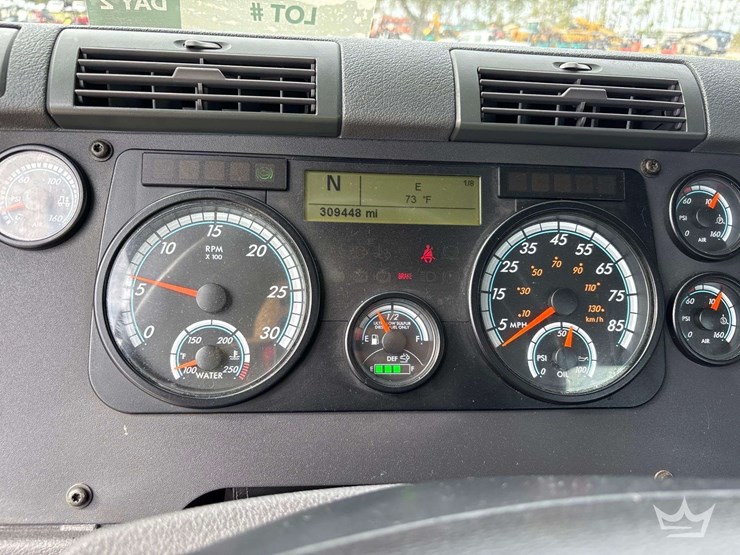 2014-freightliner-cascadia-125-image-24