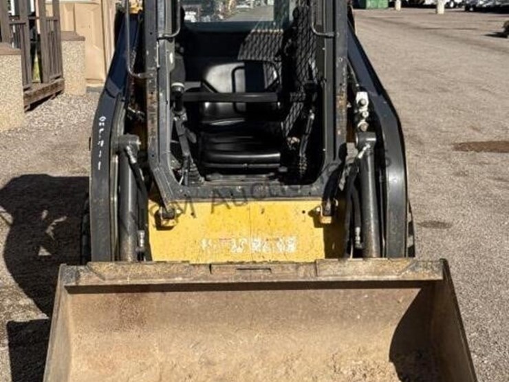 new-holland-l216-image-3