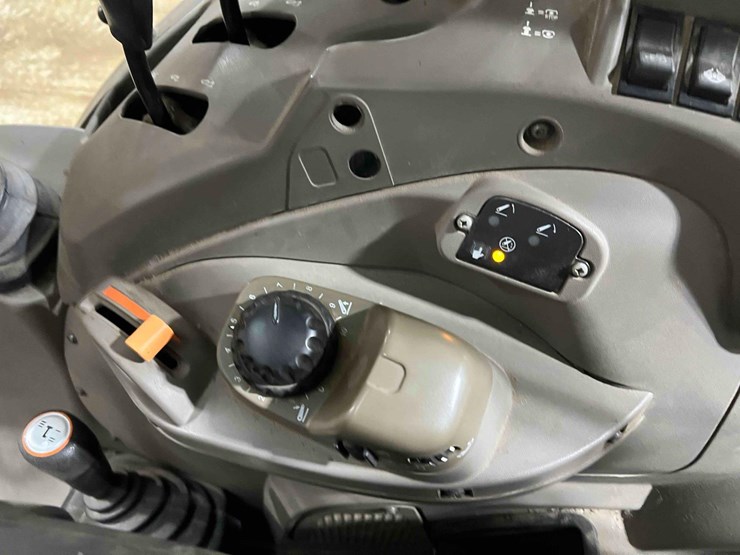 2014-case-farmall-115u-tractor-image-19