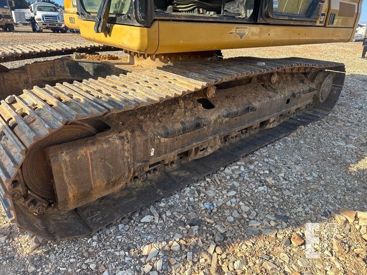 2018-caterpillar-320-image-18