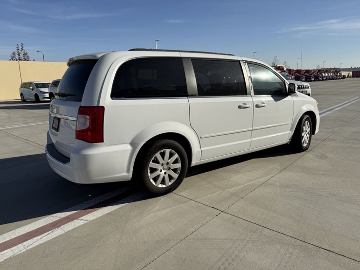 2015-chrysler-town-&-country-image-3