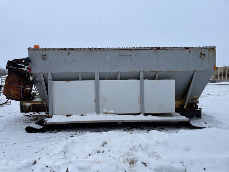 #3773-•-truck-mounted-salter/sander-with-brine-tanks-image-8