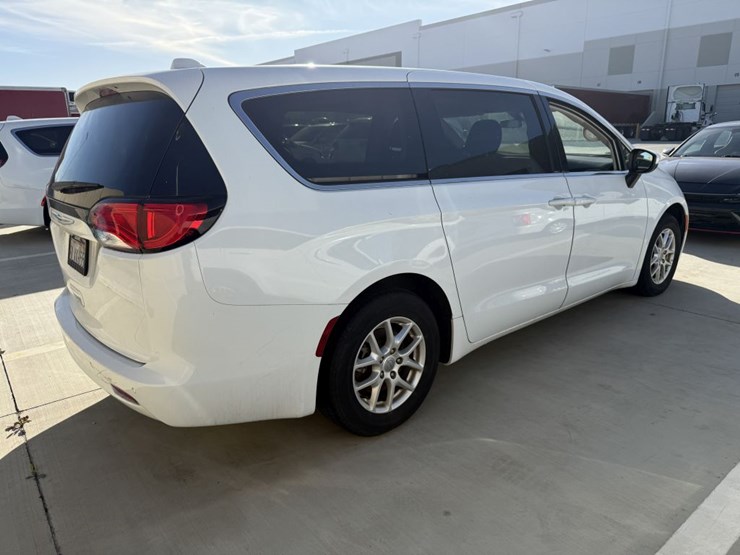 2019-chrysler-pacifica-image-3