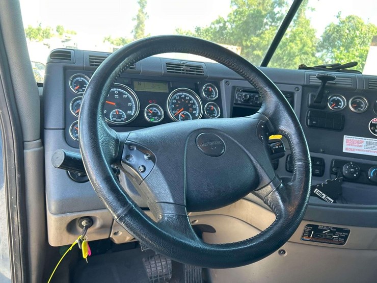 2017-freightliner-cascadia-125-image-27