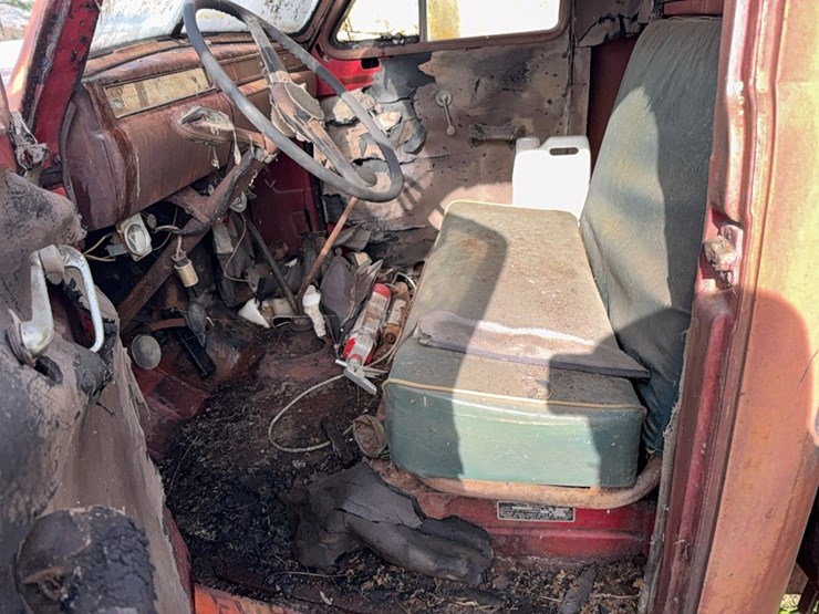 1947-studebaker,-6-wheel-grain,-cattle-sides,-not-running;-located-at-7241-roxbury-rd,-charles-city,-va,-please-call-804.837.9940-or-804.651.4404-with-questions-image-6