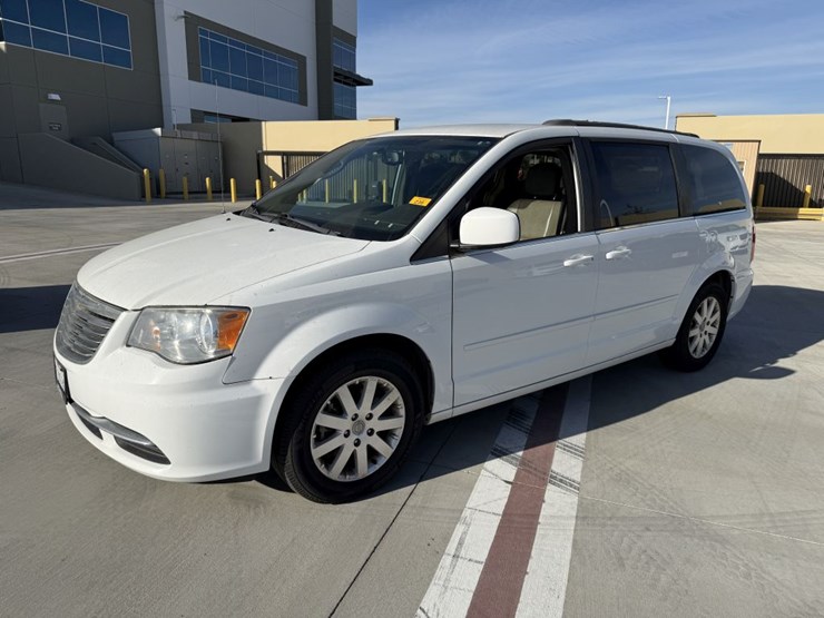 2015-chrysler-town-&-country-image-1