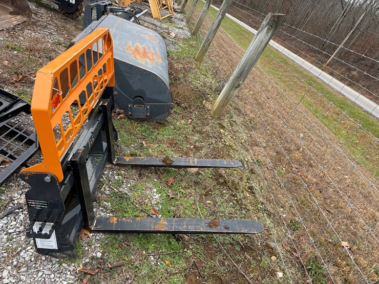 #1005-•-land-honor-quick-attach-pallet-forks-image-1