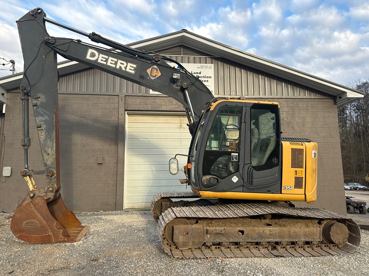 2012-deere-135d-image-1