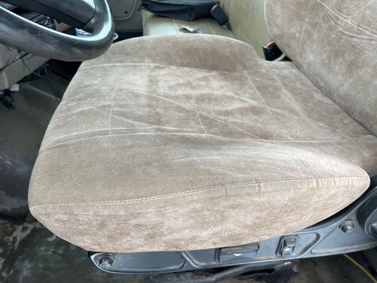 #400-•-2006-sterling-straight-truck-(has-wi-title)-image-73