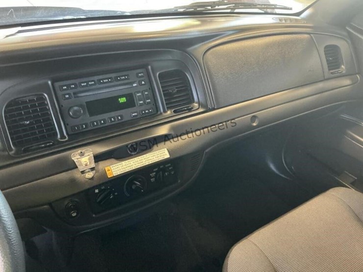 2011-ford-crown-victoria-sdn-image-17