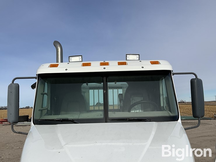 2005-freightliner-columbia-120-image-18